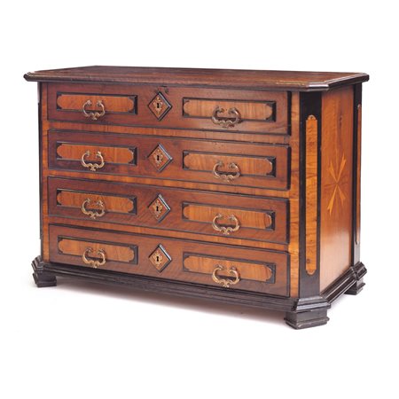 MOBILE DEL XVII SECOLO CANTERANO IN NOCE, PIEMONTE, XVII SECOLO, fronte a tre...