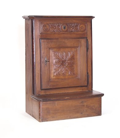 MOBILE DEL XVIII SECOLO INGINOCCHIATOIO IN NOCE, XVIII SECOLO, fronte ad...