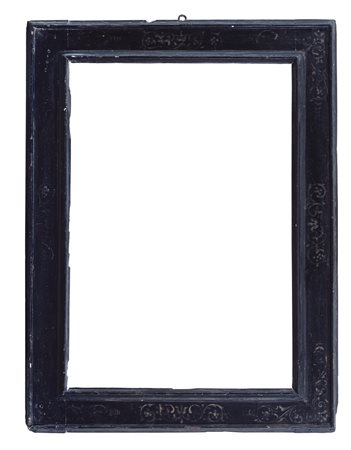 MOBILE DEL XVII SECOLO CORNICE A CASSETTA IN LEGNO SCOLPITO E DIPINTO,...