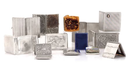 ARGENTI D'EPOCA DODICI PORTA SIGARETTE IN ARGENTO, UN PORTA SIGARETTE IN...