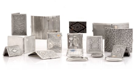 ARGENTI D'EPOCA DODICI PORTA SIGARETTE IN ARGENTO, UN CARNET IN ARGENTO, UNA...