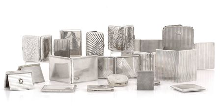 ARGENTI D'EPOCA DUE PORTA CIPRIA, TRE TABACCHIERE, UN PORTA ROSSETTO E...