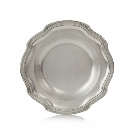 ARGENTI D'EPOCA PIATTO IN ARGENTO, FRANCIA, XIX SECOLO, sagomato con profilo...