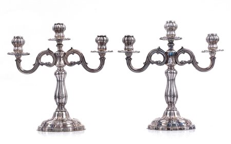 ARGENTI RECENTI COPPIA DI CANDELABRI IN ARGENTO, XX SECOLO, a tre fiamme con...