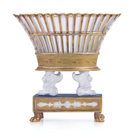 FRANCIA ALZATA IN PORCELLANA E BISCUIT, FRANCIA, XIX SECOLO, a cestino...