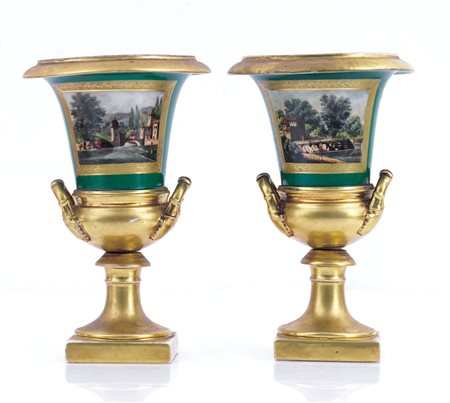 FRANCIA COPPIA DI VASI MEDICI IN PORCELLANA, XIX SECOLO, a coppa biansata su...