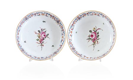 CERAMICA COPPIA DI CIOTOLE IN MAIOLICA, XIX SECOLO, circolari con decoro...