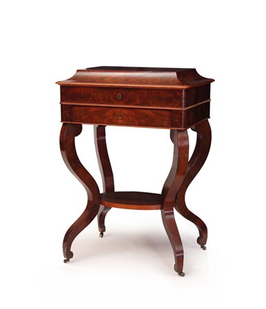 MOBILE DEL XIX SECOLO TAVOLINO DA LAVORO IN PIUMA DI MOGANO, XIX SECOLO,...