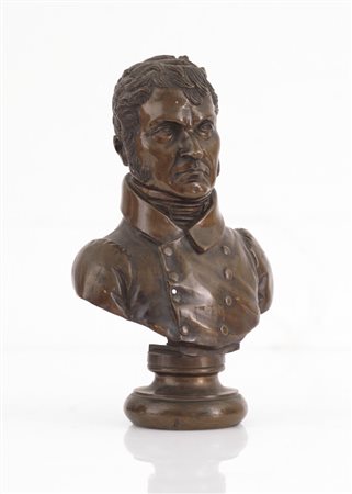 SCULTORE DEL XIX SECOLO Busto di ufficiale Bronzo patinato, alt. cm 30.