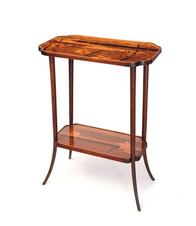 GALLE' TAVOLINO INTARSIATO IN LEGNI VARI, GALLE', 1900 CA., a due ripiani...