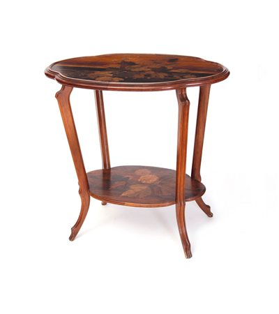 GALLE' TAVOLINO INTARSIATO IN LEGNI VARI, GALLE', 1895 CA., a due ripiani...