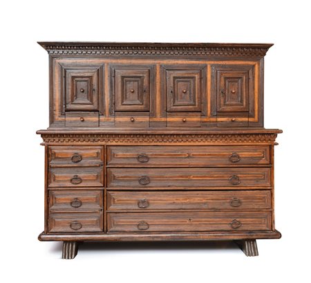 MOBILE DEL XVII SECOLO MOBILE DA SAGRESTIA IN NOCE, XVII SECOLO, a due corpi...