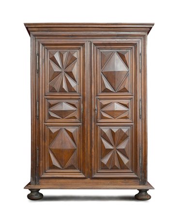 MOBILE DEL XVII SECOLO ARMADIO IN NOCE, XVII SECOLO, a due ante formellate...