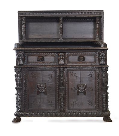 MOBILE DEL XVIII SECOLO CREDENZA CON SOPRALZO IN NOCE, XVII SECOLO, fronte a...