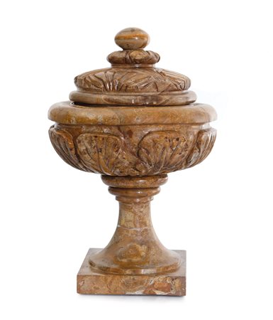 OGGETTISTICA VARIA VASO CON COPERCHIO IN MARMO, XVIII SECOLO, baccellato su...