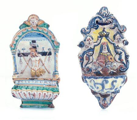 CERAMICA UNA ACQUASANTIERA IN MAIOLICA, XVII SECOLO, vasca baccellata ed arco...