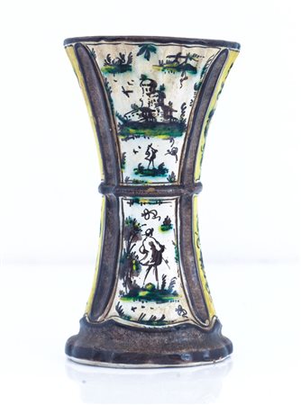 SAVONA VASO IN MAIOLICA, SAVONA, XVIII SECOLO, costolato con decoro policromo...
