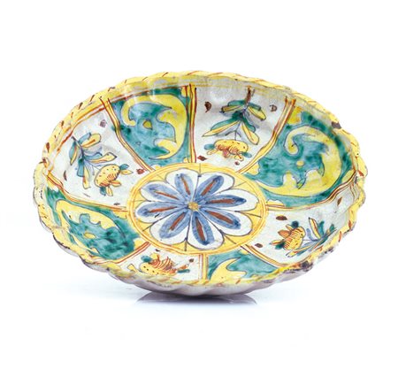 DERUTA ALZATA A CRESPINA IN MAIOLICA, DERUTA, XVII SECOLO, decoro policromo a...