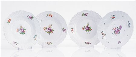 VIENNA QUATTRO PIATTI IN PORCELLANA, VIENNA, XVIII SECOLO, circolari con...