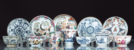 CINA TRE TAZZE CON PIATTO IN PORCELLANA, TRE TAZZE, DUE PIATTI E UNA CREMIERA...