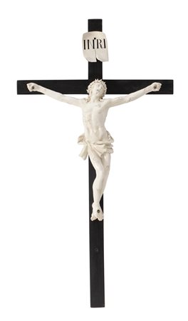 CERAMICA CROCEFISSO IN MAIOLICA BIANCA, XIX SECOLO, adagiato su croce in...