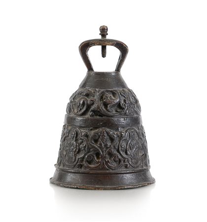 OGGETTISTICA VARIA CAMPANELLO IN BRONZO, XVI SECOLO decori a bassorilievo con...