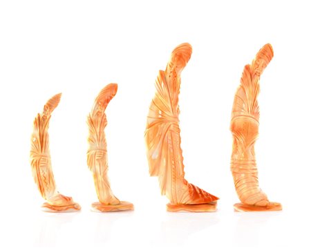 ARTE ORIENTALE QUATTRO PICCOLE SCULTURE IN CORALLO ROSA, CINA, XX SECOLO, con...