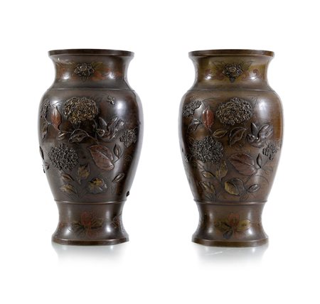 ARTE ORIENTALE COPPIA DI VASI IN BRONZO, GIAPPONE, XIX SECOLO, decori a...