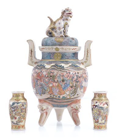 SATSUMA UN KORO E DUE VASETTI IN CERAMICA SATSUMA, GIAPPONE, FINE XIX SECOLO,...