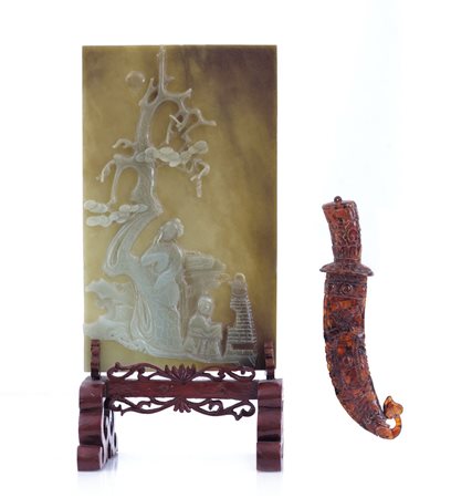 ARTE ORIENTALE UNA PIASTRA IN GIADA E UN MODELLO DI PUGNALE IN AMBRA, CINA,...