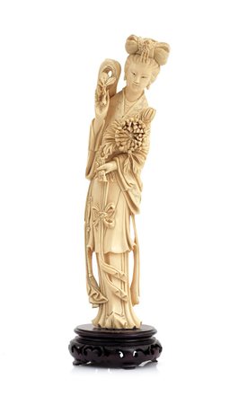 AVORIO SCULTURA IN AVORIO, CINA, XX SECOLO, raffigurante kwan yin con fiori...