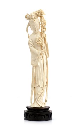 AVORIO SCULTURA IN AVORIO, CINA, XX SECOLO, raffigurante kwan yin con fiori...