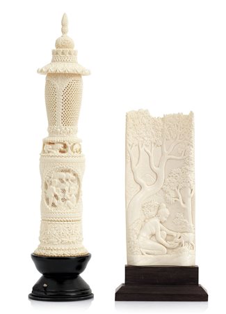 AVORIO DUE SCULTURE IN AVORIO, INDIA, XX SECOLO, una a lampada traforata con...