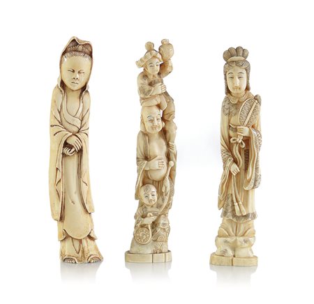 AVORIO TRE SCULTURE IN AVORIO MARINO, CINA, XX SECOLO, raffiguranti uomo con...