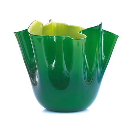 VENINI VASO A FAZZOLETTO IN VETRO INCAMICIATO, VENINI, ANNI '70, verde con...