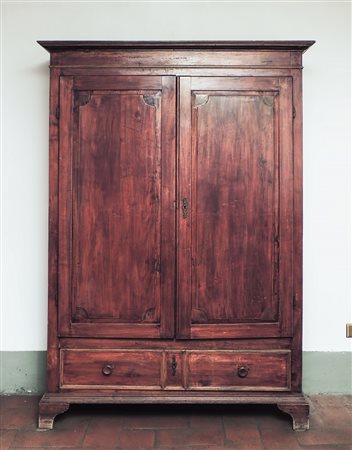 ARMADIO IN LEGNO TENERO fine del XIX secolo fronte a due sportelli, un...