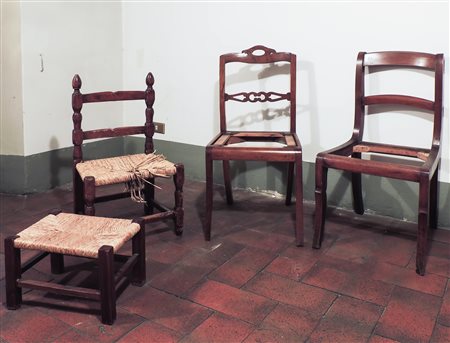 LOTTO DI SEDIE XIX secolo due in noce, schienali con cartella traforata,...
