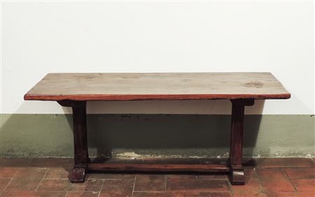 TAVOLINO BASSO IN CASTAGNO due sostegni riuniti da traversa h cm 46x114,5x47