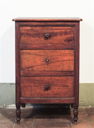 COMODINO IN NOCE fronte a tre cassetti, piedi tortini, difetti h cm 87x53x39,5