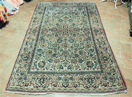 TAPPETO PERSIANO fondo beige, campo con motivi floreali nei toni del blu,...