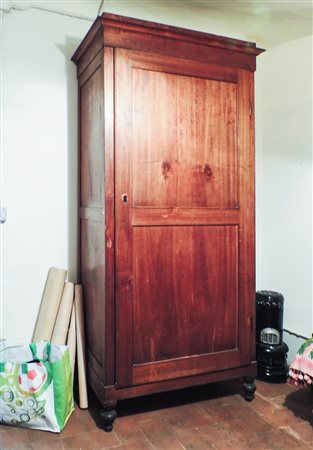 ARMADIO IN LEGNO TENERO XIX secolo fronte dritto ad uno sportello, piedi a...