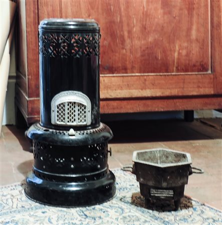 LOTTO stufa in metallo laccato nero ed un piccolo braciere (2)