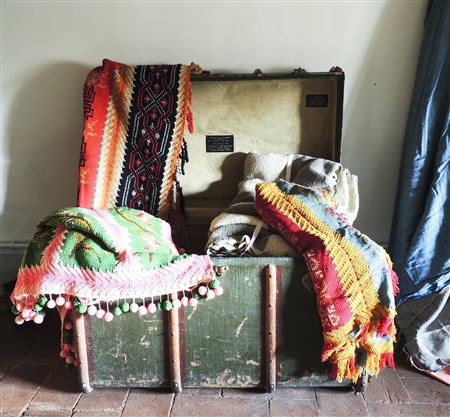 LOTTO DI COPERTE IN LANA tra cui alcune d'epoca, contenute entro baule