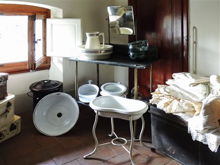 TOILETTE IN MARMO GRIGIO E METALLO inzio del XX secolo due ripiani con...