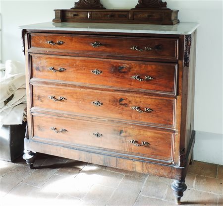 CASSETTONE IMPIALLACCIATO IN NOCE XIX secolo piano in marmo, fronte dritto a...