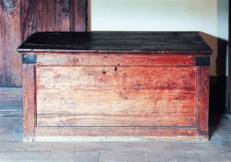 DUE CASSONI RUSTICI IN LEGNO TENERO GREZZO XIX secolo h cm 59,5x120x60 e cm...