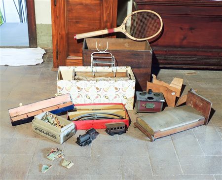 LOTTO DI GIOCATTOLI D'EPOCA tra cui alcuni modellini di mobili per bambole e...