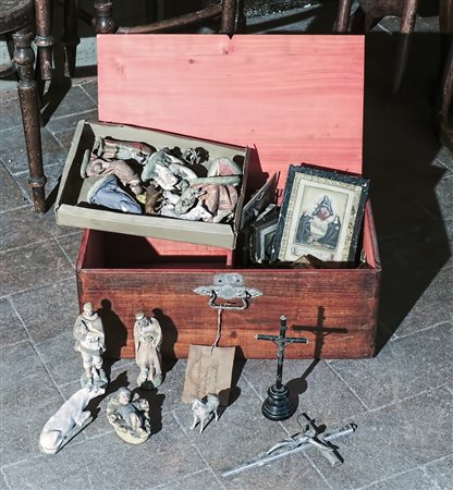 GRANDE LOTTO DI OGGETTI DEVOZIONALI XIX secolo tra cui due crocifissi in...