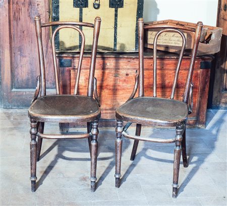 SERIE DI QUATTRO SEDIE IN FAGGIO CURVATO Thonet, inizio del XX secolo seduta...
