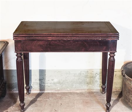 TAVOLINO DA GIOCO A FAZZOLETTO IN MOGANO XIX secolo gambe scanalate, difetti...